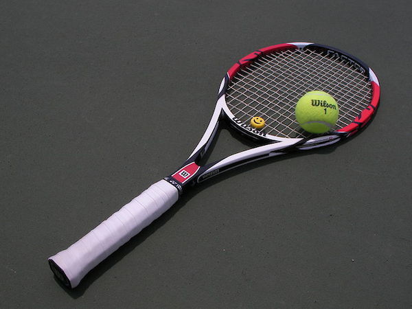 Tennisschläger und Tennisball